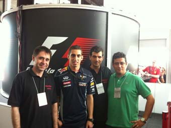 El equipo IRTIC - Motrix con Sébastien Buemi tras su prueba del simulador.